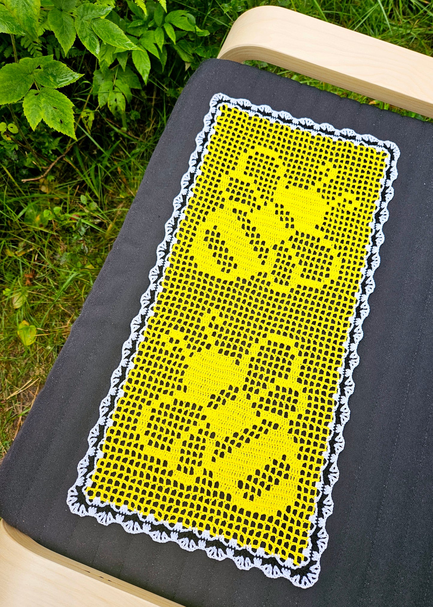 Bee Table Runner PDF Crochet Pattern